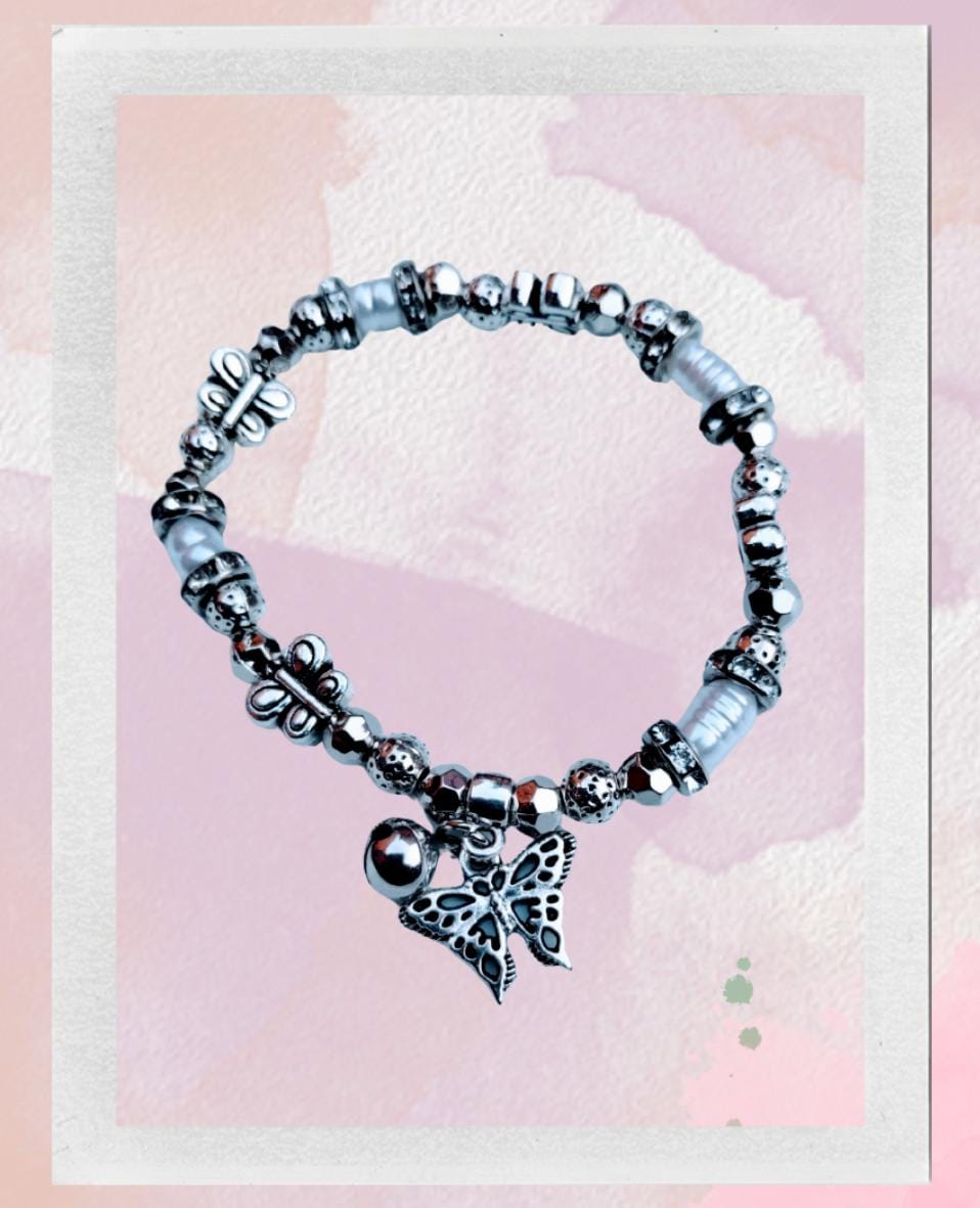 Pulsera Plateada con Dijes – Brillo y Estilo para cada Día