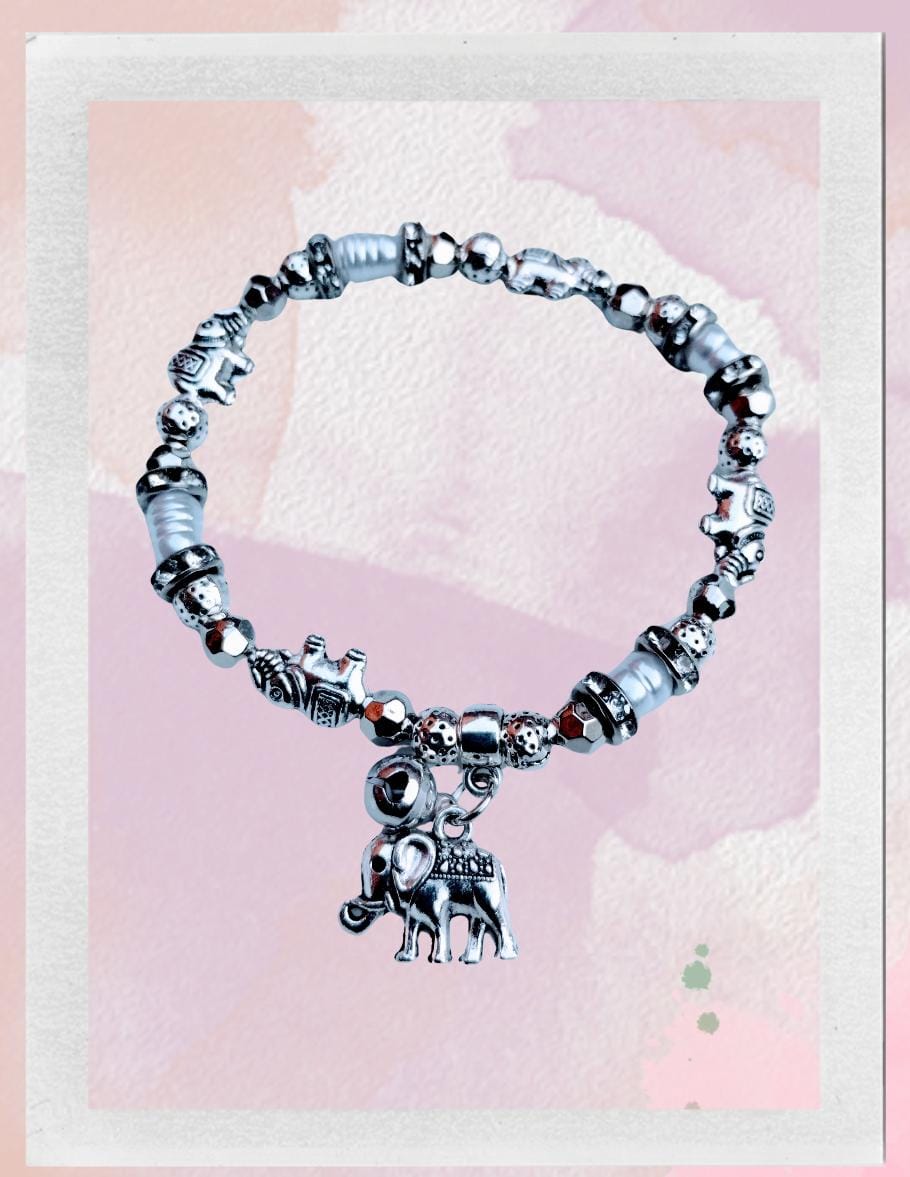 Pulsera plateada con dijes