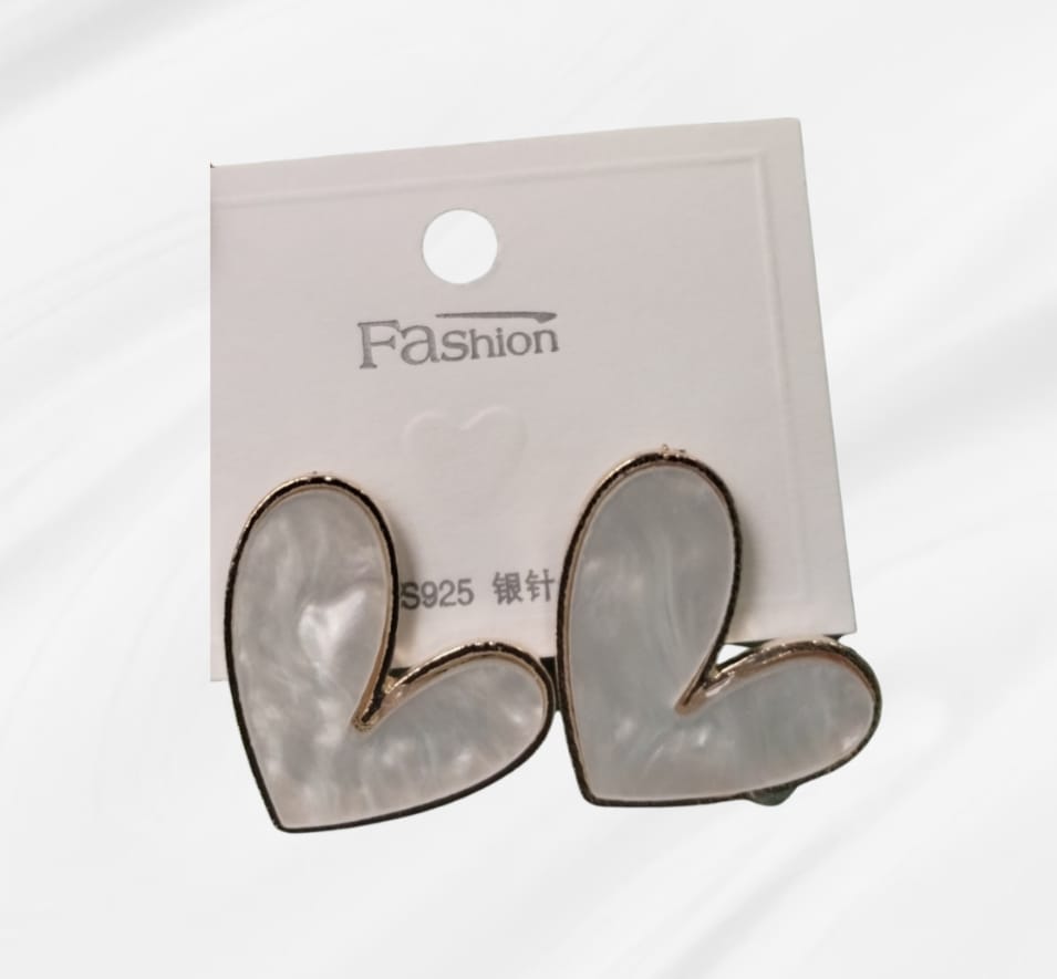 Aros corazón color blanco en fantasia